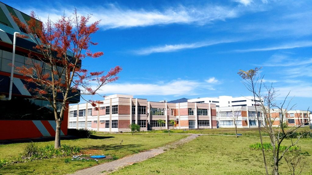 Fachada lateral dos blocos 4 e 3 do Prédio da Elétrica - UNIFEI Campus Itajubá/MG.