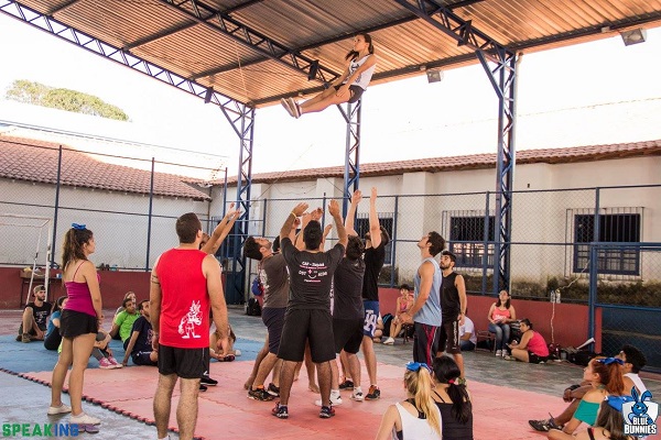 Um dos momentos da Cheer Camp – Academia de Heróis, um formato de treinamento muito tradicional no cheerleading.