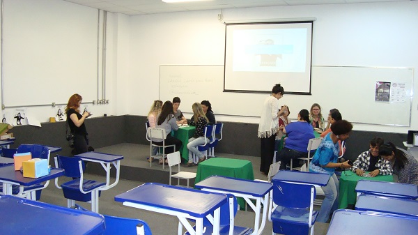 Após as colocações de Flávia, os participantes foram organizados em grupos para poderem ter contato com o jogo e aprender mais sobre o Librário de maneira prática.