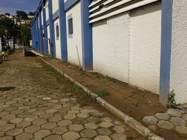 Calçada do ginásio poliesportivo antes das reformas realizadas.