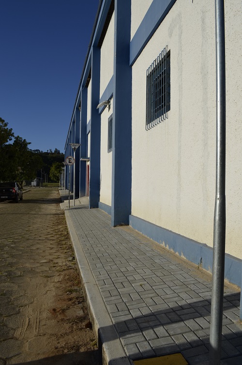 Calçada no entorno do ginásio poliesportivo já concluída, depois das reformas.